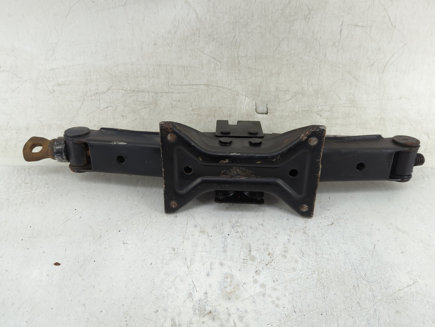 2010 Hyundai Sonata Spare Scissor Car Jack - Oemusedautoparts1.com