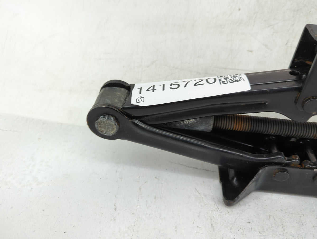 2010 Hyundai Sonata Spare Scissor Car Jack 1415720 - Oemusedautoparts1.com