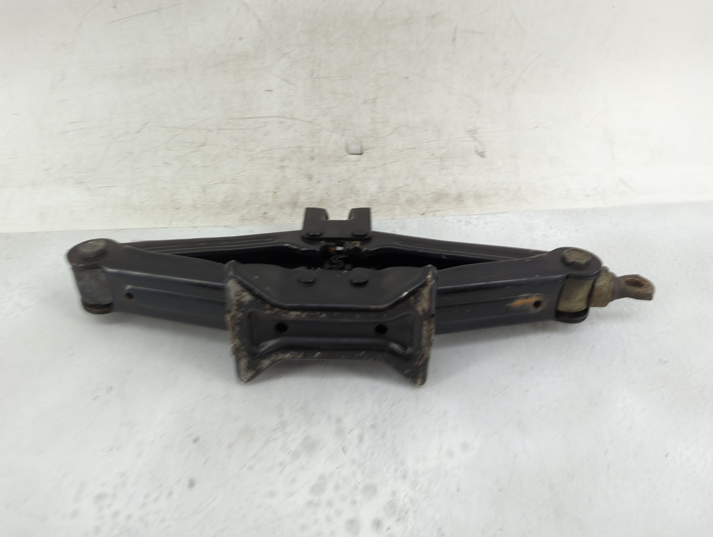 2010 Hyundai Sonata Spare Scissor Car Jack - Oemusedautoparts1.com