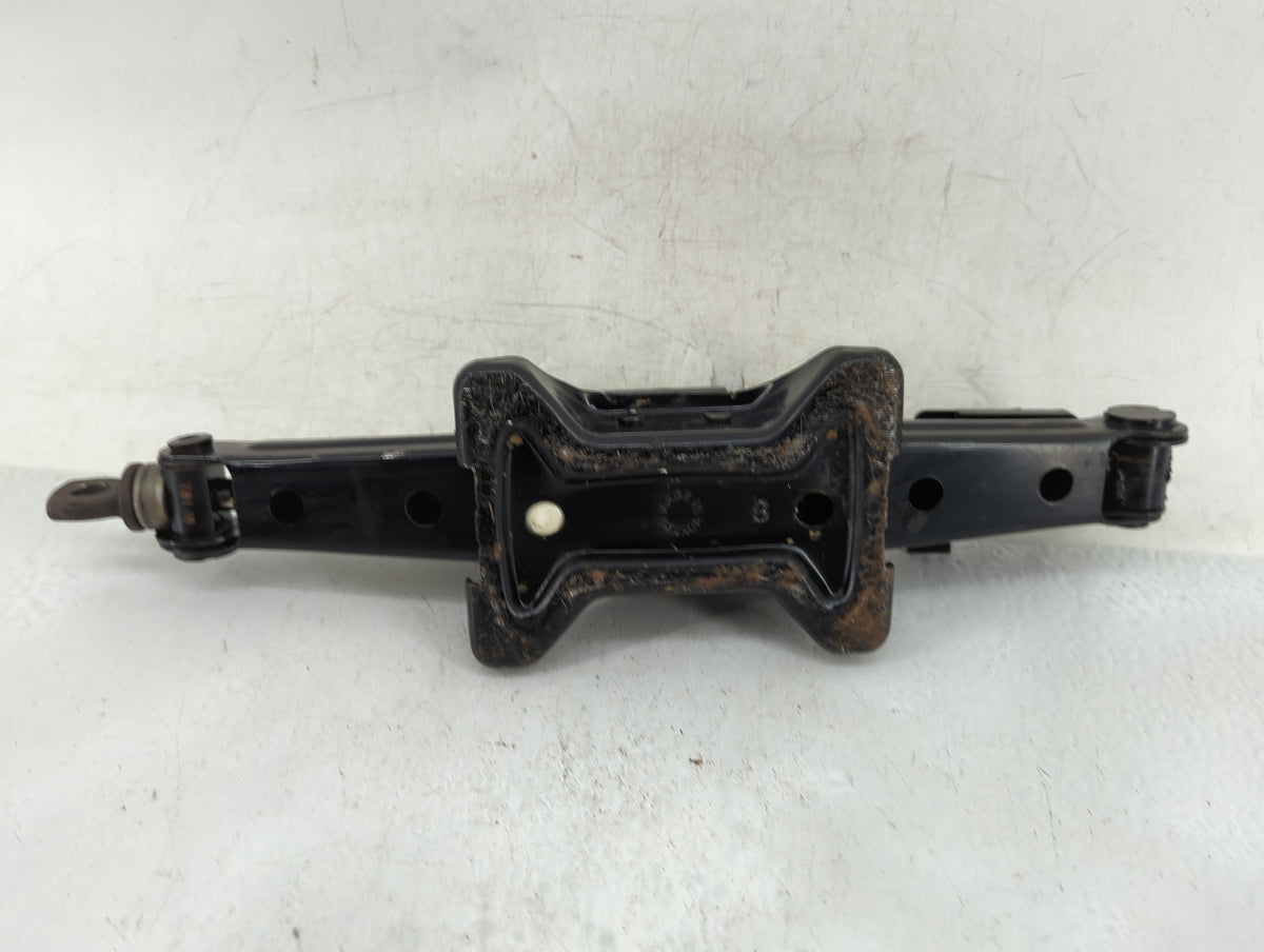 2010 Hyundai Sonata Spare Scissor Car Jack 1415755 - Oemusedautoparts1.com