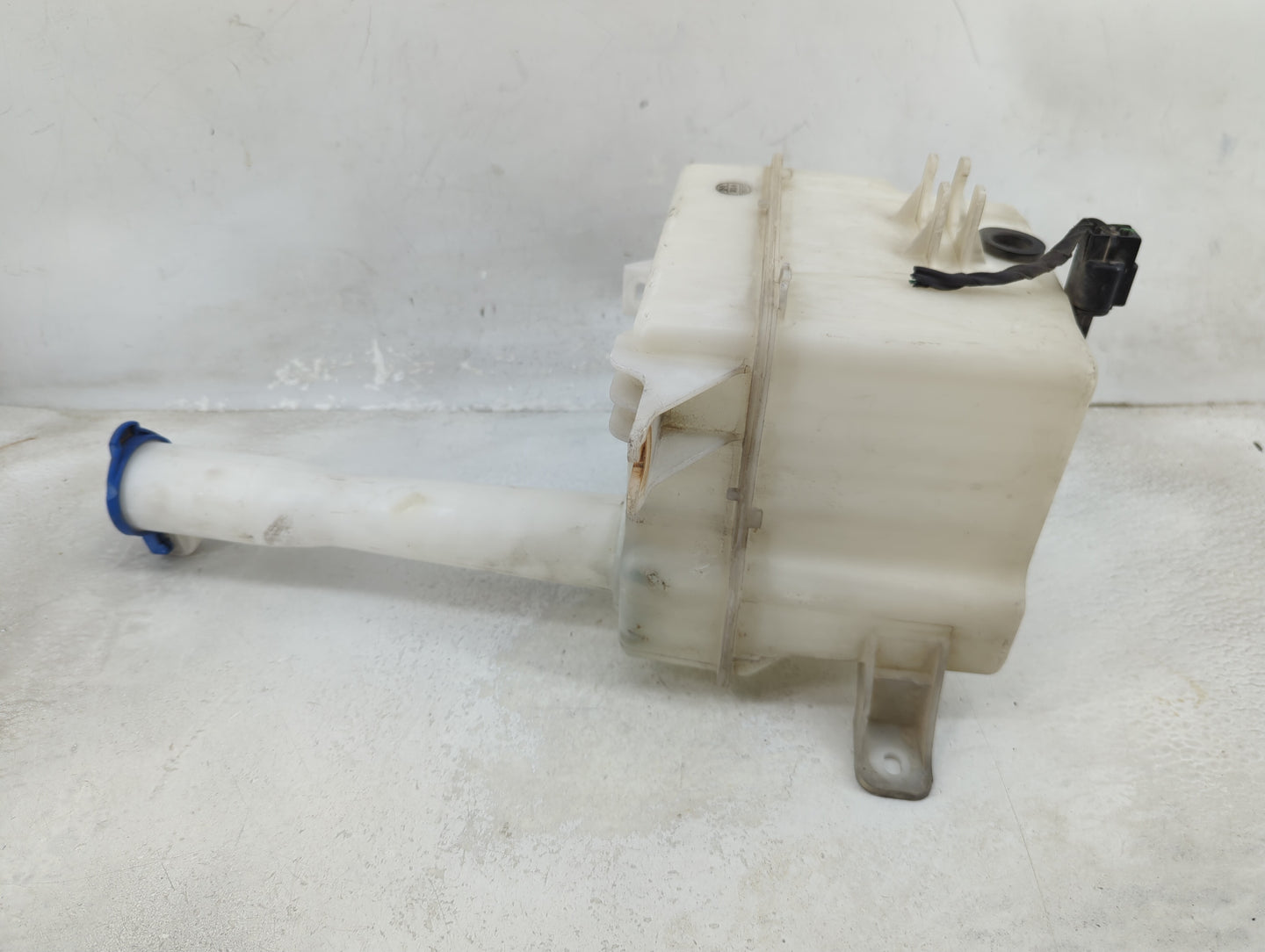 2010 Hyundai Sonata Windshield Washer Fluid Reservoir Bottle Oem 1459446 - Oemusedautoparts1.com