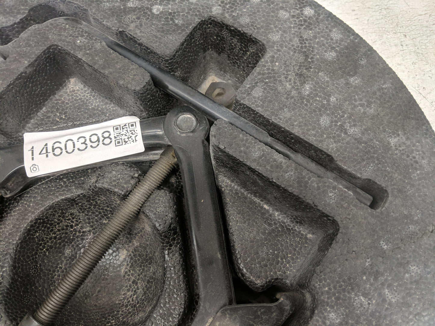 2010 Hyundai Sonata Spare Scissor Car Jack 1460398 - Oemusedautoparts1.com