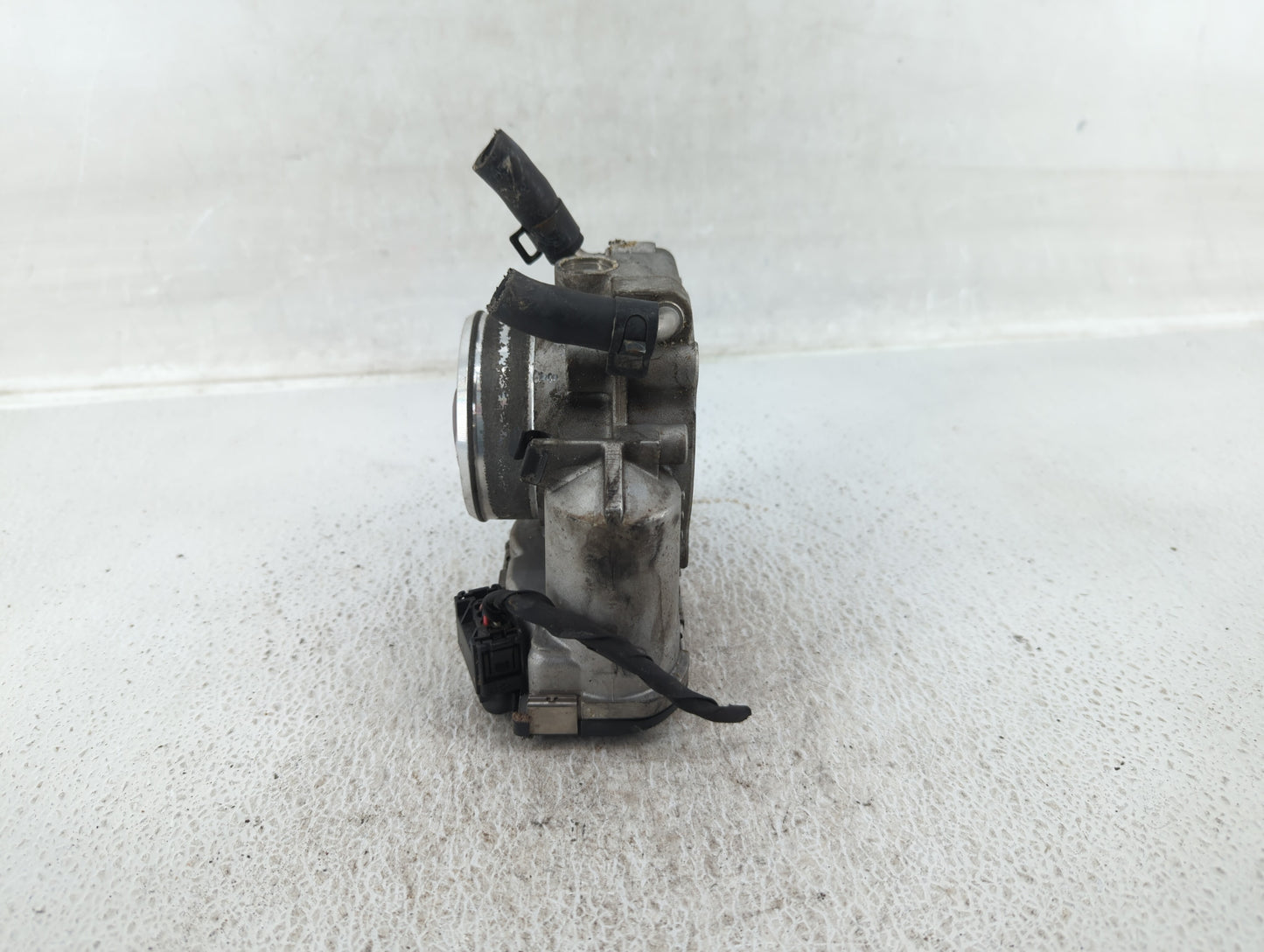 2010-2013 Hyundai Tucson Throttle Body P/N:35100-25400 Fits Fits 2006 2007 2008 2009 2010 2011 2012 2013 OEM Used Auto Parts