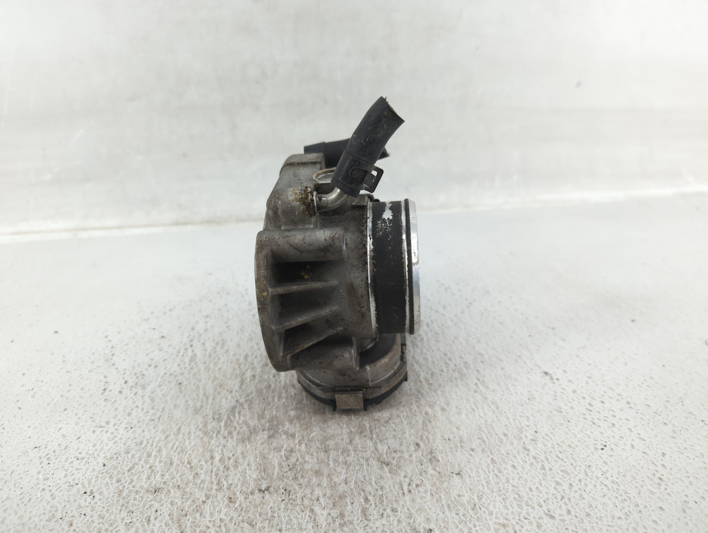 2010-2013 Hyundai Tucson Throttle Body P/N:35100-25400 Fits Fits 2006 2007 2008 2009 2010 2011 2012 2013 OEM Used Auto Parts