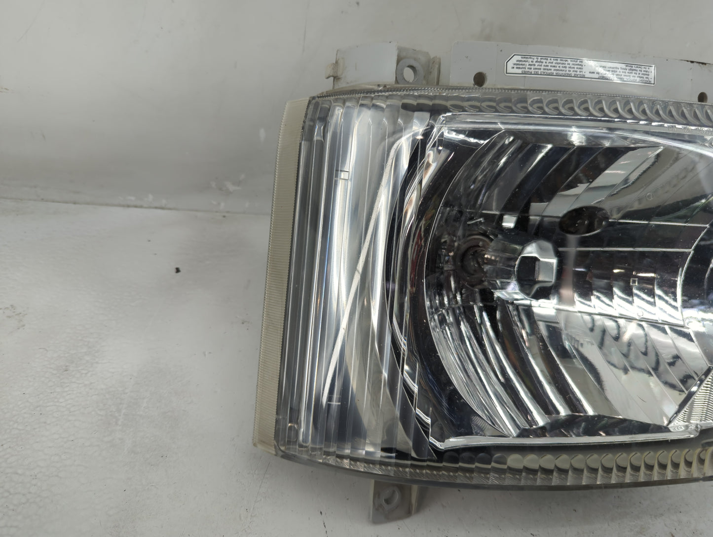 2010 Isuzu Nqr Passenger Right Oem Head Light Headlight Lamp - Oemusedautoparts1.com