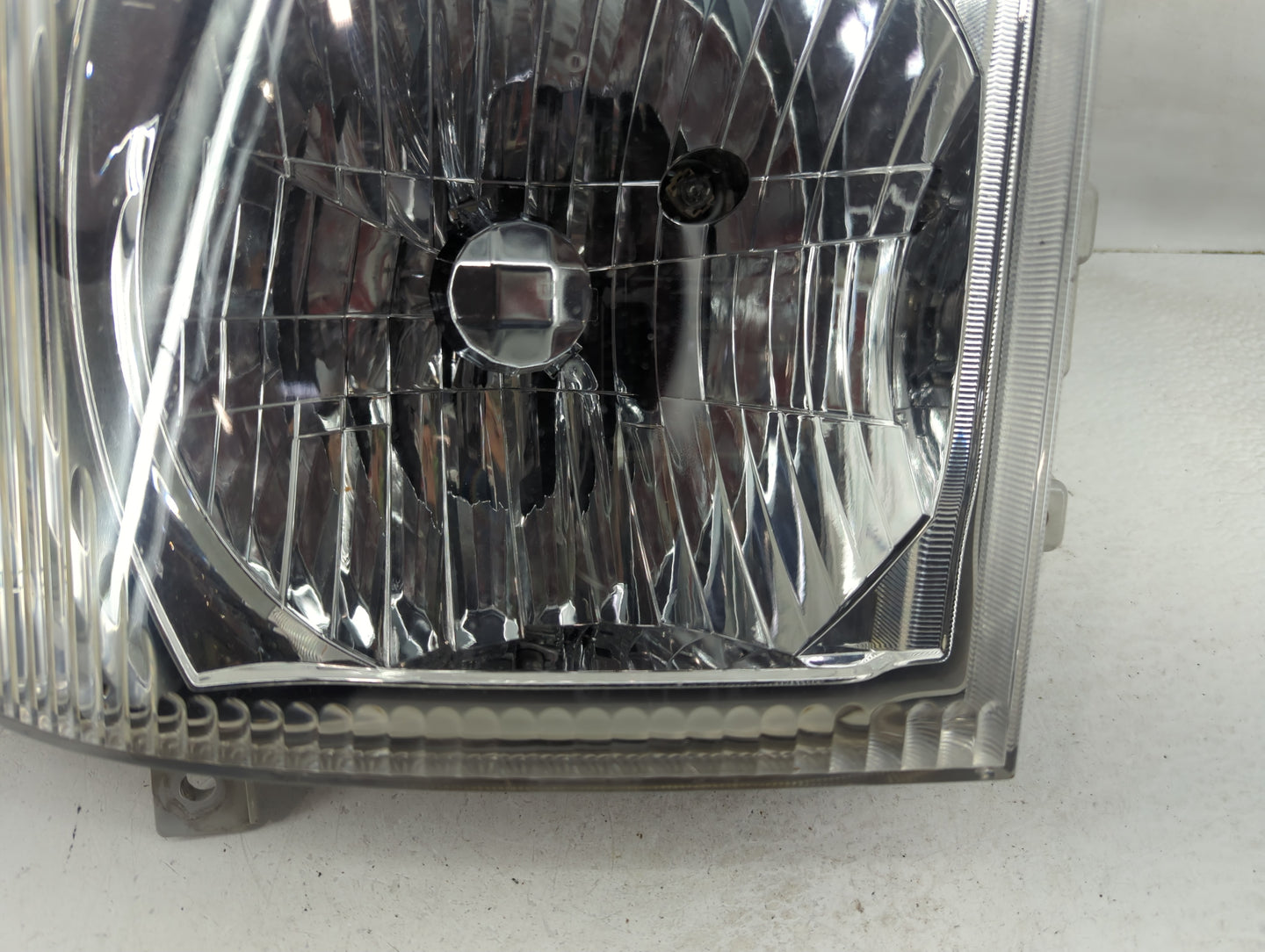 2010 Isuzu Nqr Passenger Right Oem Head Light Headlight Lamp - Oemusedautoparts1.com