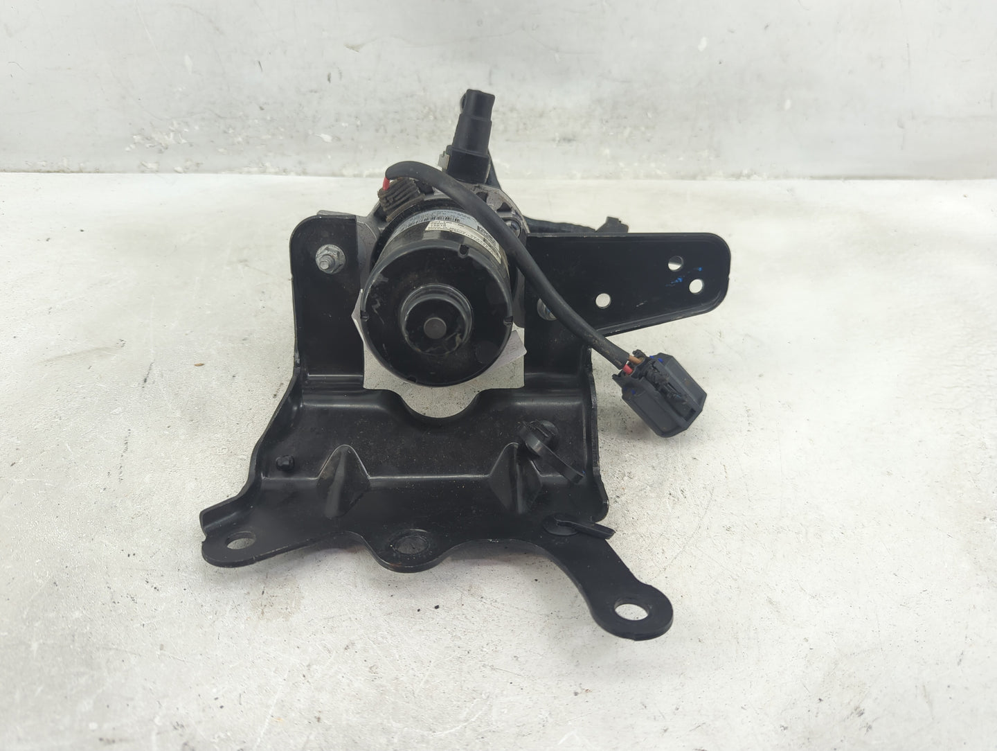 2010 Jeep Cherokee Central Vaccum Lock Pump P68290533aa|191775081 - Oemusedautoparts1.com