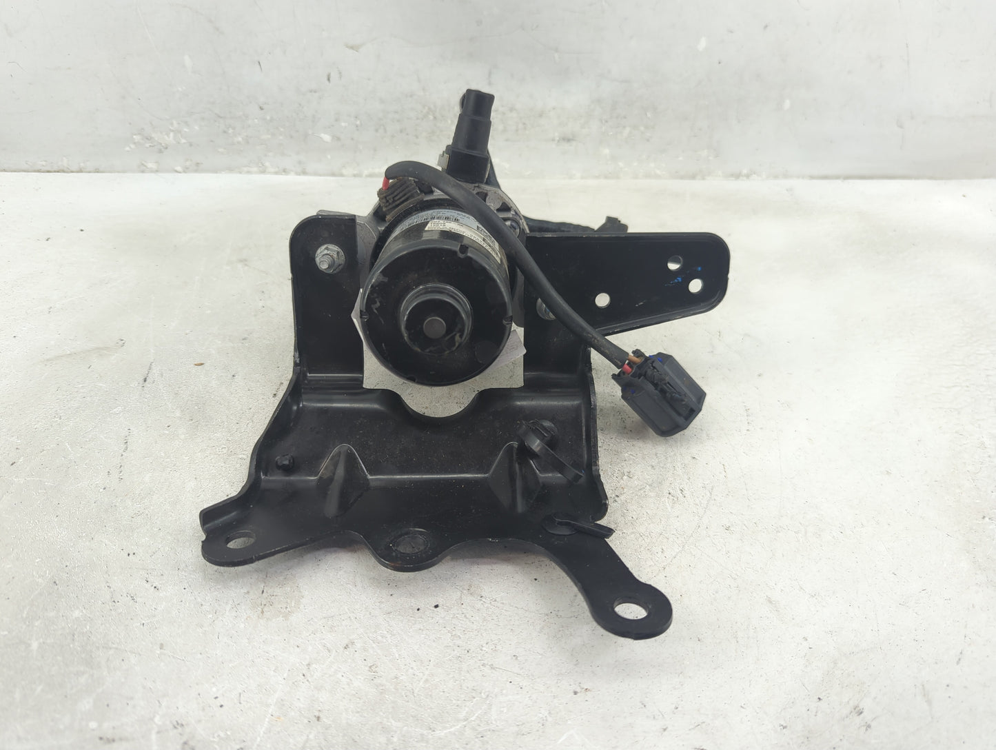 2010 Jeep Cherokee Central Vaccum Lock Pump P68290533aa|191775081 - Oemusedautoparts1.com
