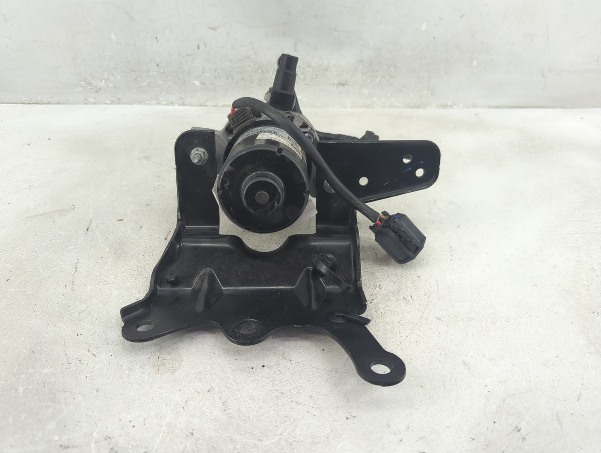 2010 Jeep Cherokee Central Vaccum Lock Pump P68290533aa|191775081 - Oemusedautoparts1.com