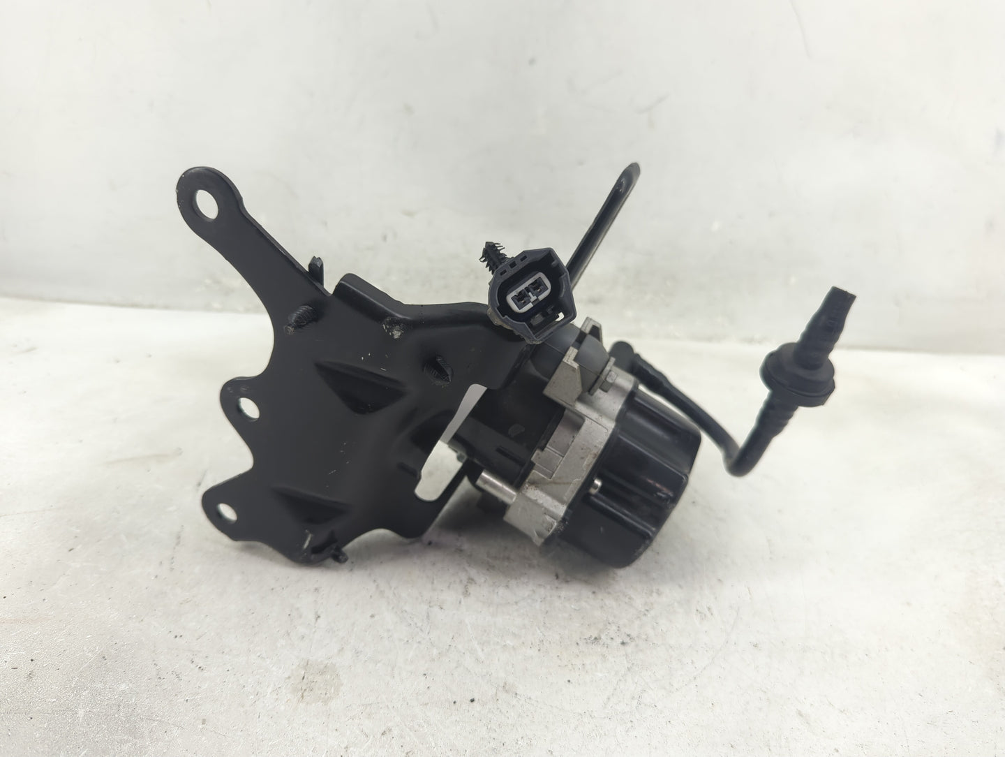 2010 Jeep Cherokee Central Vaccum Lock Pump P68290533aa|191775081 - Oemusedautoparts1.com
