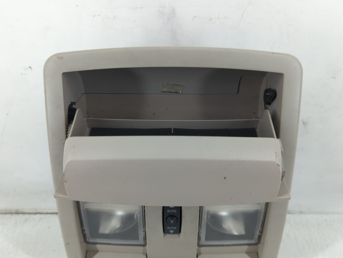 2010 Jeep Grand Cherokee Overhead Roof Console - Oemusedautoparts1.com