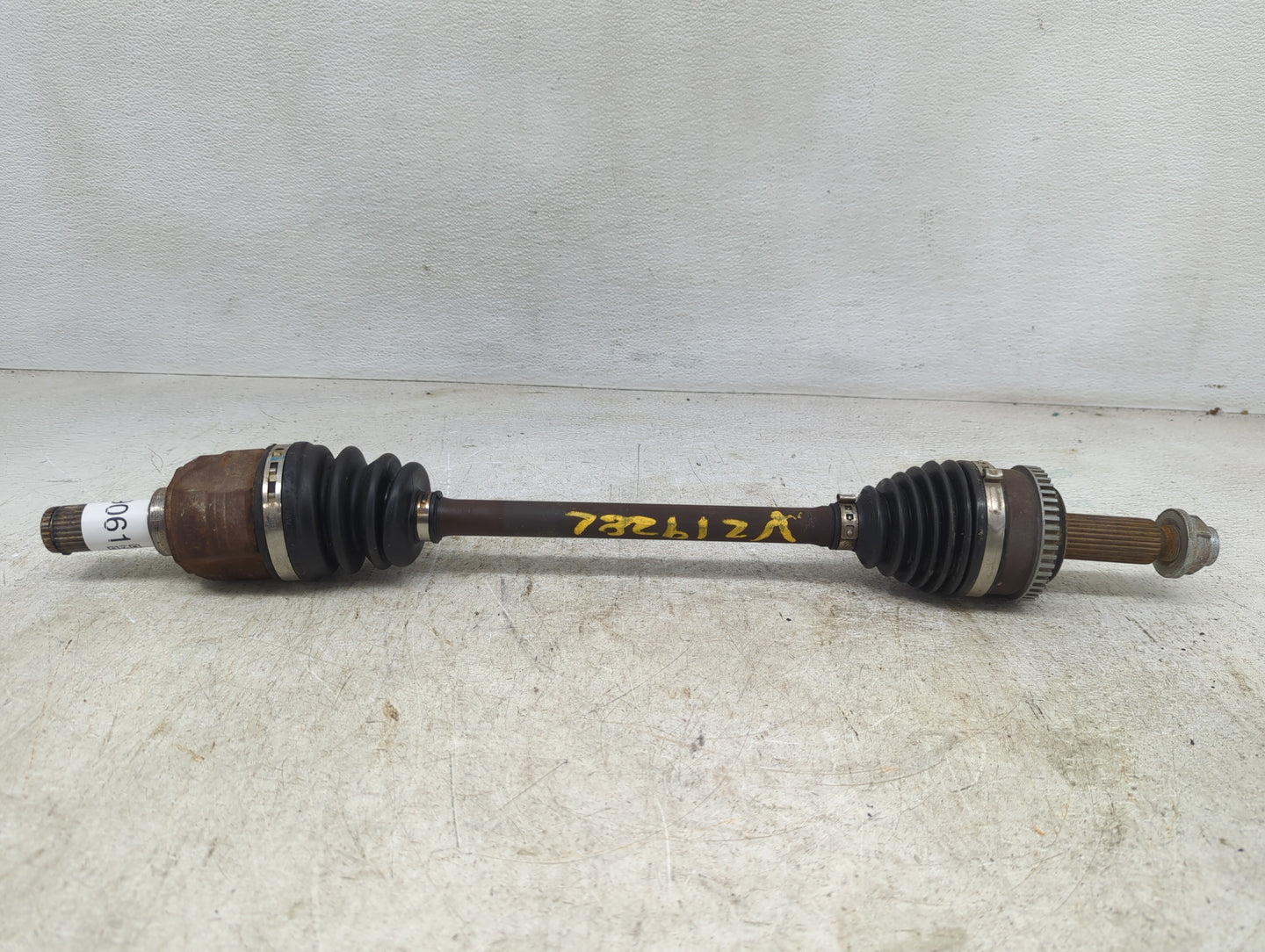 2010-2011 Kia Soul Axle Shaft Front Driver Cv C/v - Oemusedautoparts1.com