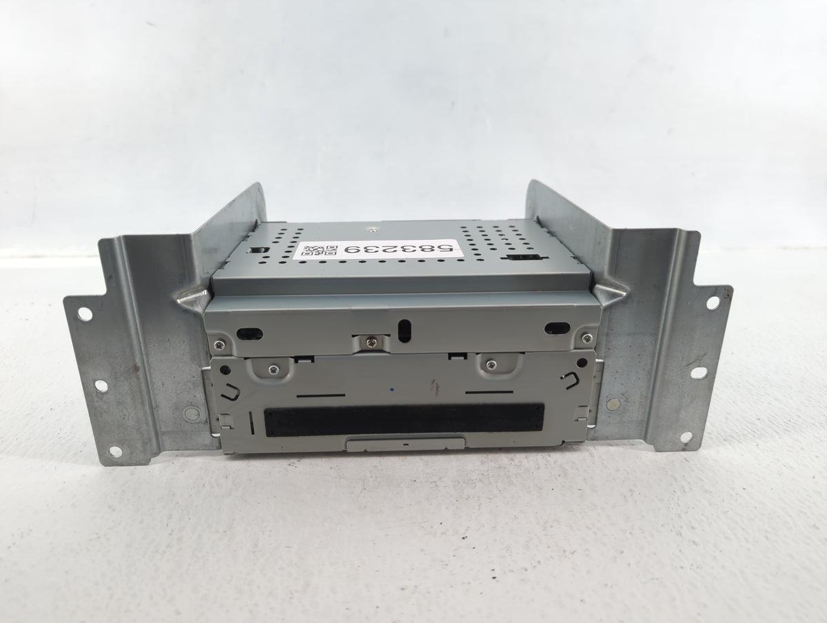 2008-2012 Land Rover Lr2 Am Fm Cd Player Radio Receiver 583239 - Oemusedautoparts1.com