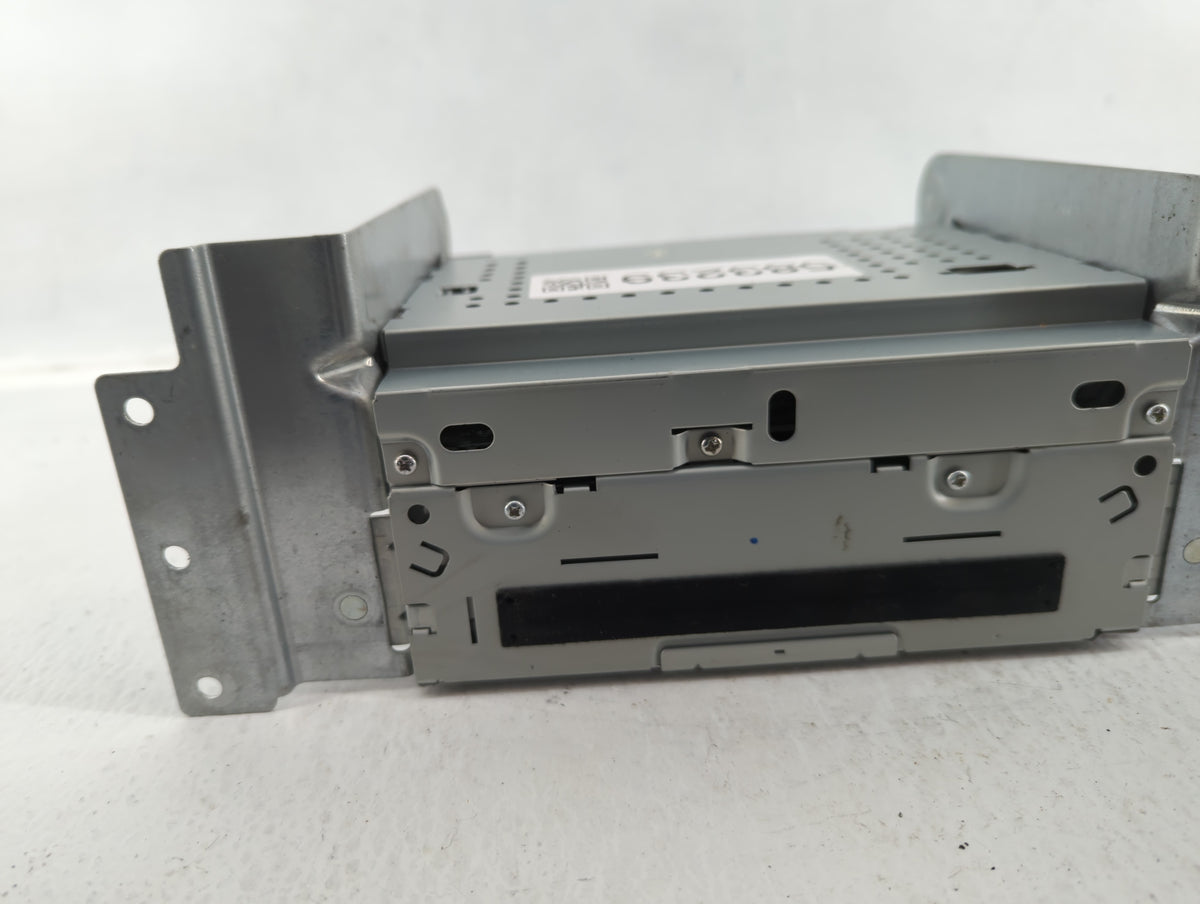 2008-2012 Land Rover Lr2 Am Fm Cd Player Radio Receiver 583239 - Oemusedautoparts1.com