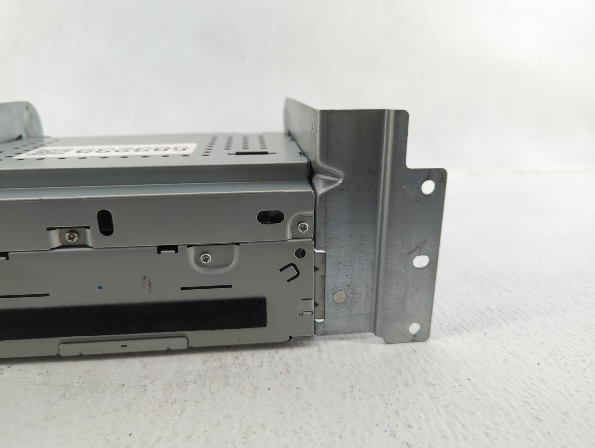 2008-2012 Land Rover Lr2 Am Fm Cd Player Radio Receiver 583239 - Oemusedautoparts1.com