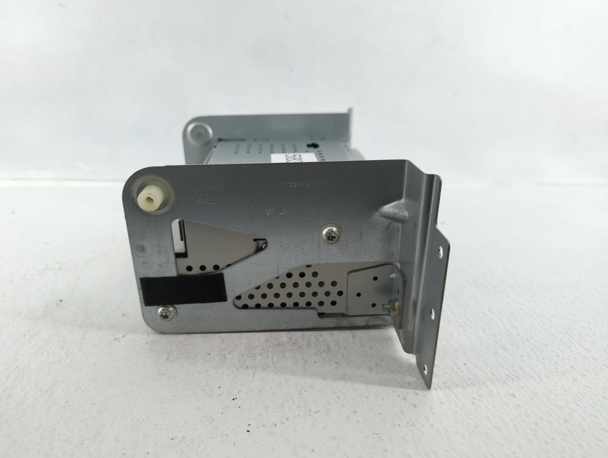 2008-2012 Land Rover Lr2 Am Fm Cd Player Radio Receiver 583239 - Oemusedautoparts1.com
