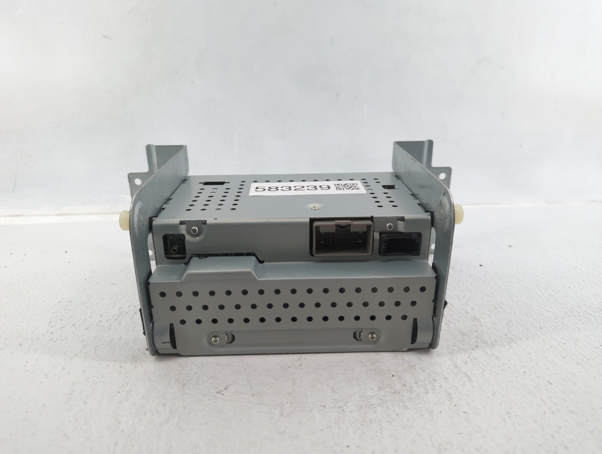 2008-2012 Land Rover Lr2 Am Fm Cd Player Radio Receiver 583239 - Oemusedautoparts1.com