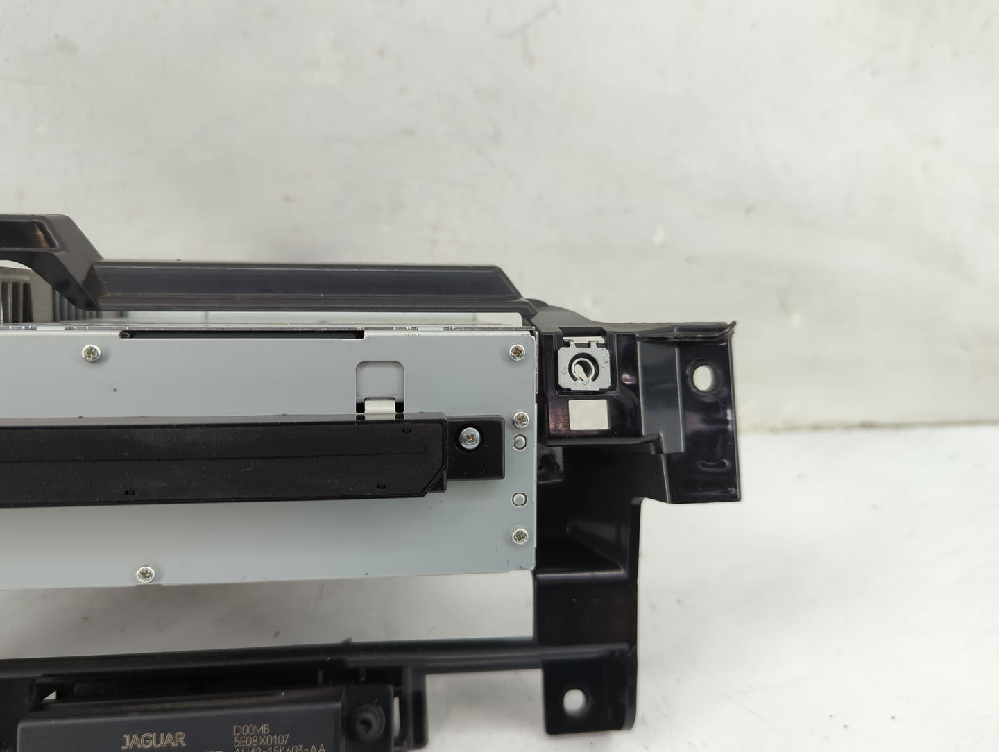 2010-2011 Land Rover Lr4 Radio AM FM Cd Player Receiver Replacement Fits Fits 2010 2011 OEM Used Auto Parts - Oemusedautopar