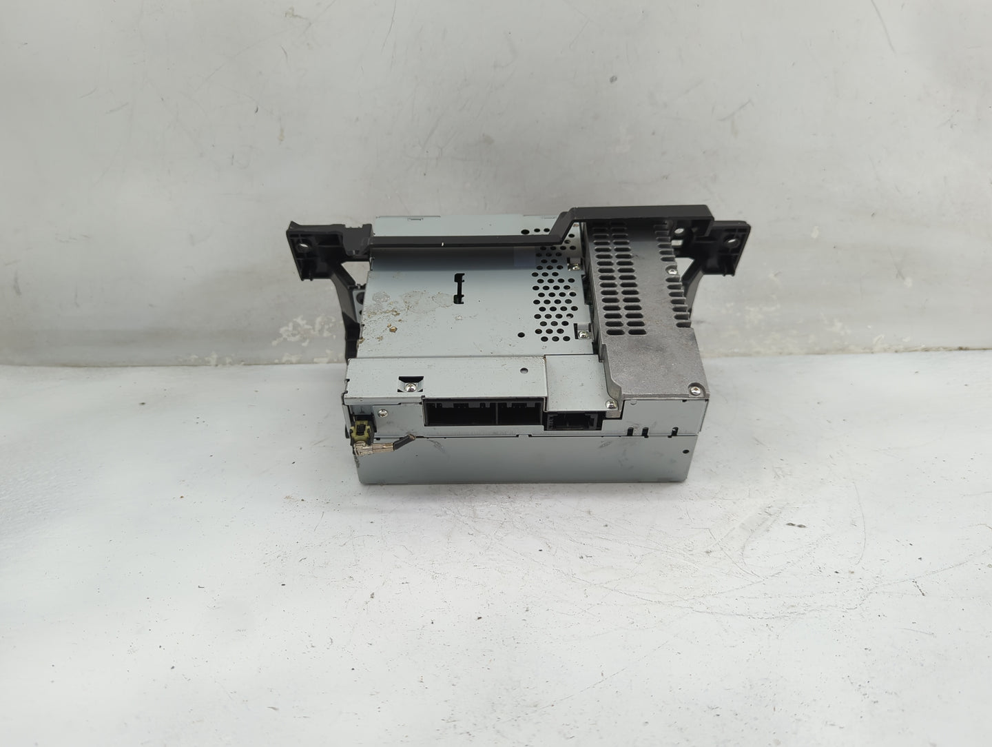 2010-2011 Land Rover Lr4 Radio AM FM Cd Player Receiver Replacement Fits Fits 2010 2011 OEM Used Auto Parts - Oemusedautopar
