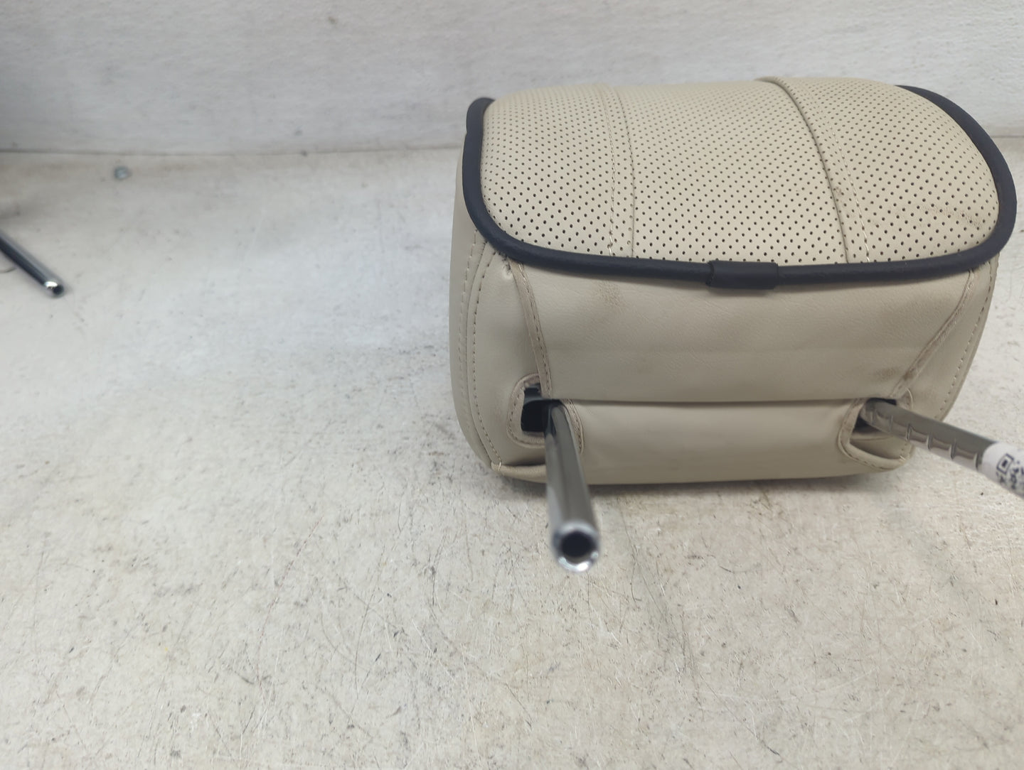 2010 Land Rover Range Rover Headrest Head Rest Front Passenger Seat Tan 1472292 - Oemusedautoparts1.com