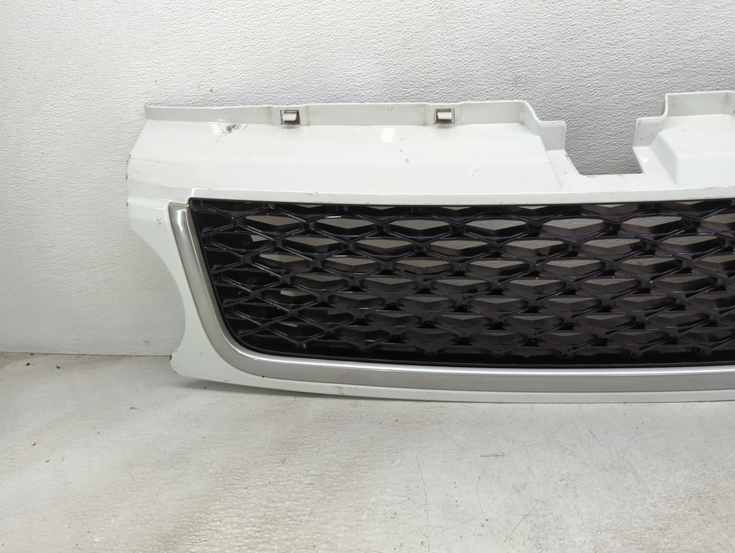 2010-2011 Land Rover Range Rover Sport Front Grille Bumper Not Included 1459416 - Oemusedautoparts1.com