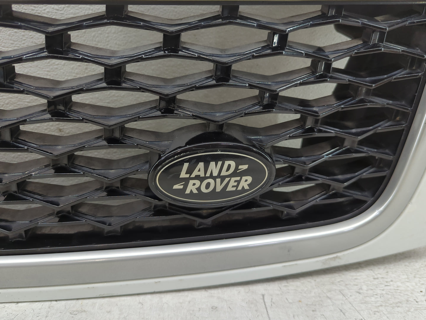 2010-2011 Land Rover Range Rover Sport Front Grille Bumper Not Included 1459416 - Oemusedautoparts1.com