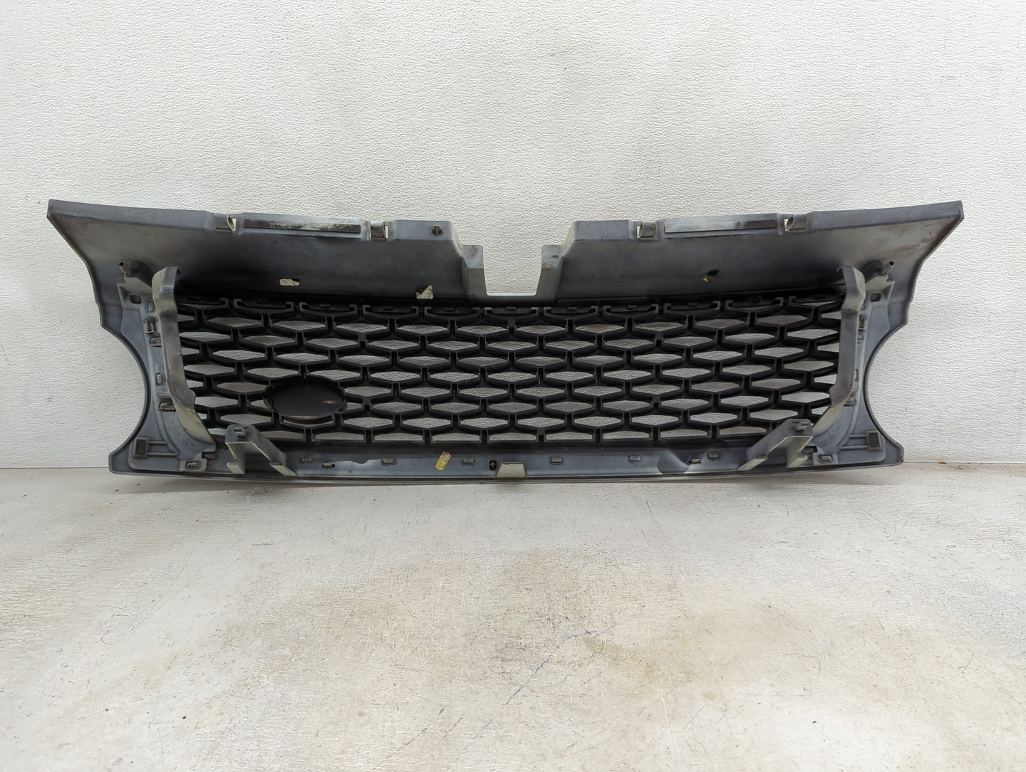 2010-2011 Land Rover Range Rover Sport Front Grille Bumper Not Included 1459416 - Oemusedautoparts1.com