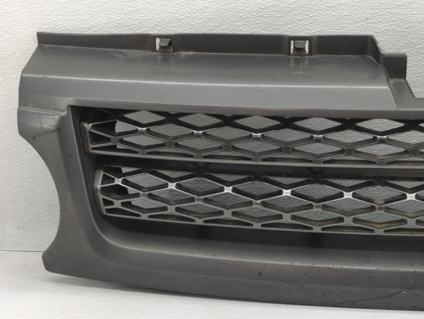 2010-2011 Land Rover Range Rover Sport Front Grille Bumper Not Included - Oemusedautoparts1.com