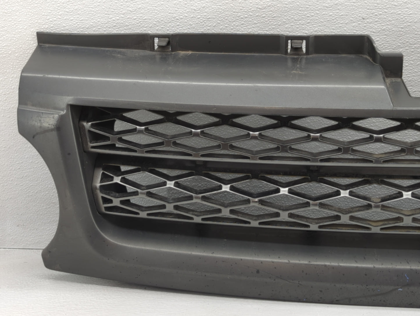 2010-2011 Land Rover Range Rover Sport Front Grille Bumper Not Included - Oemusedautoparts1.com