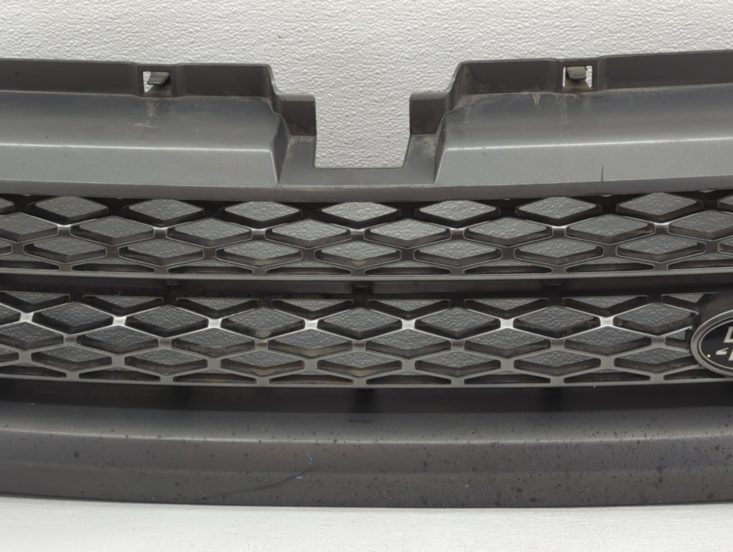 2010-2011 Land Rover Range Rover Sport Front Grille Bumper Not Included - Oemusedautoparts1.com