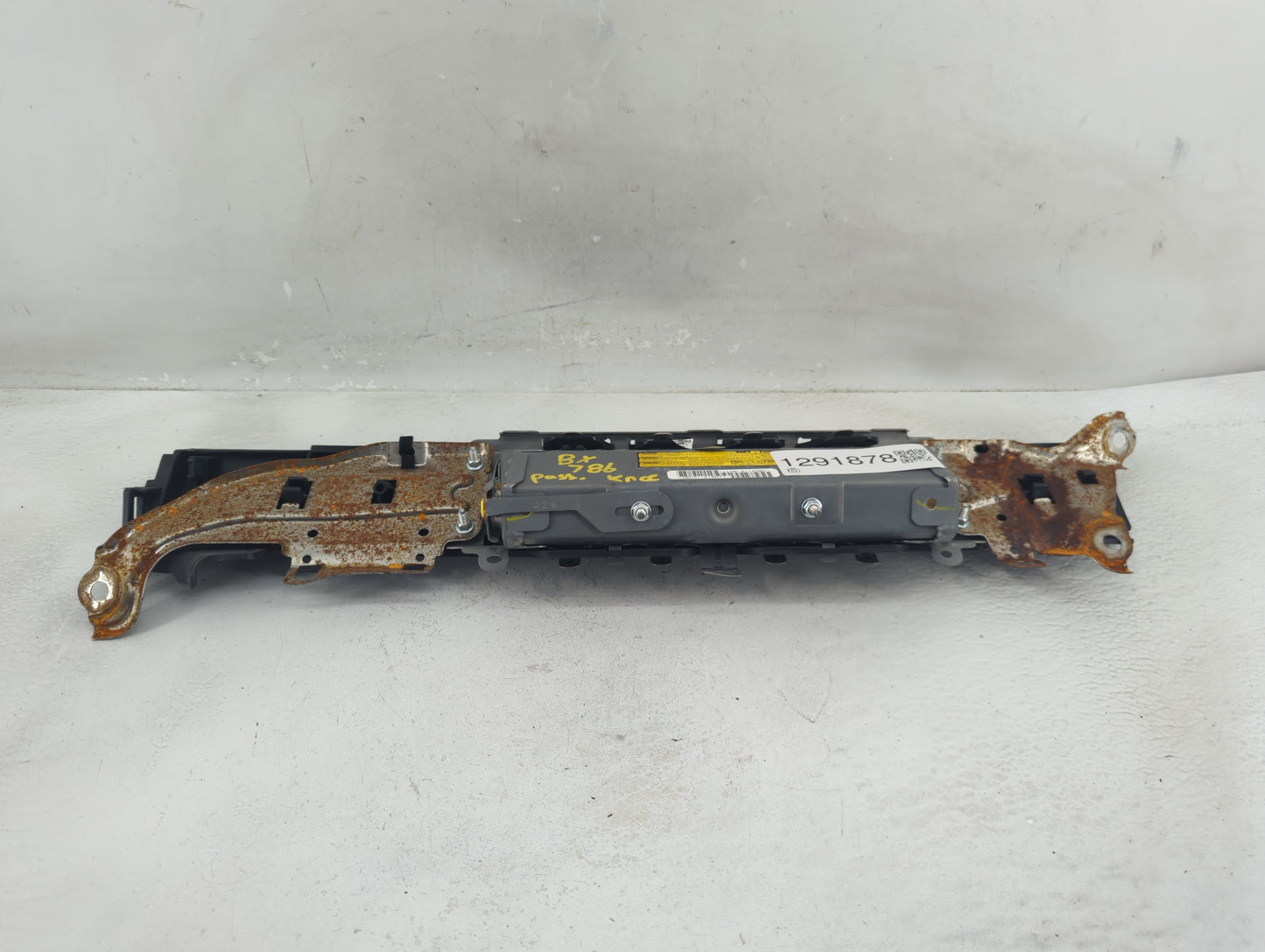 2010-2012 Lexus Rx350 Air Bag Passenger Right Knee OEM P/N:A-95682442 Fits Fits 2010 2011 2012 OEM Used Auto Parts - Oemused