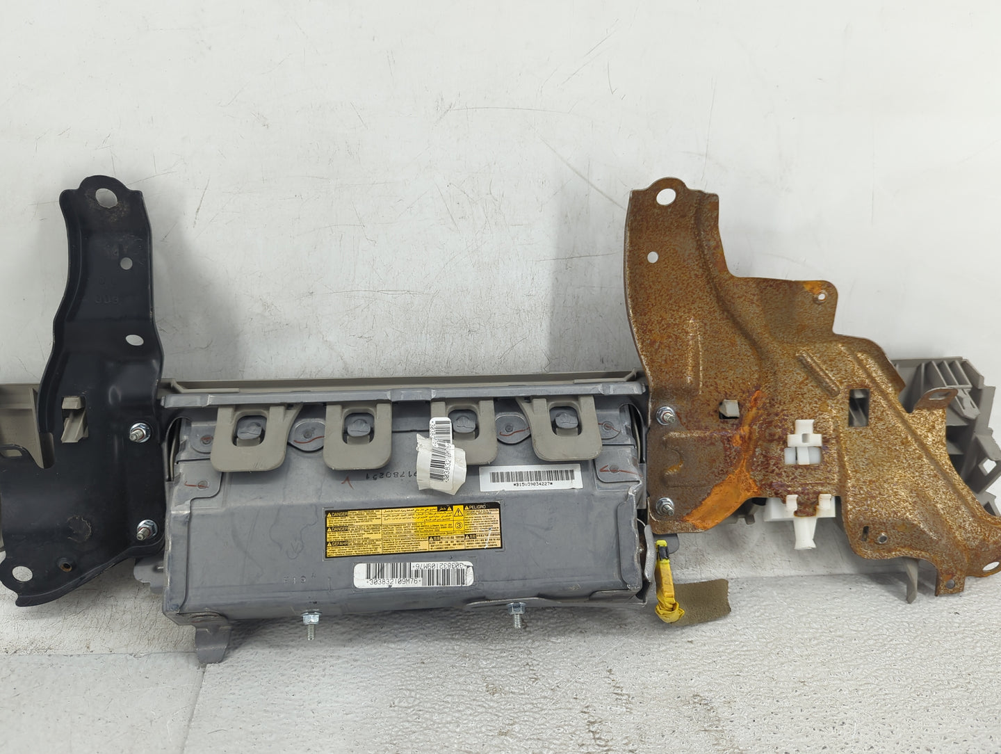 2010 Lexus Rx350 Air Bag Driver Left Knee OEM P/N:303832109M76 B15U39034227 Fits OEM Used Auto Parts - Oemusedautoparts1.com