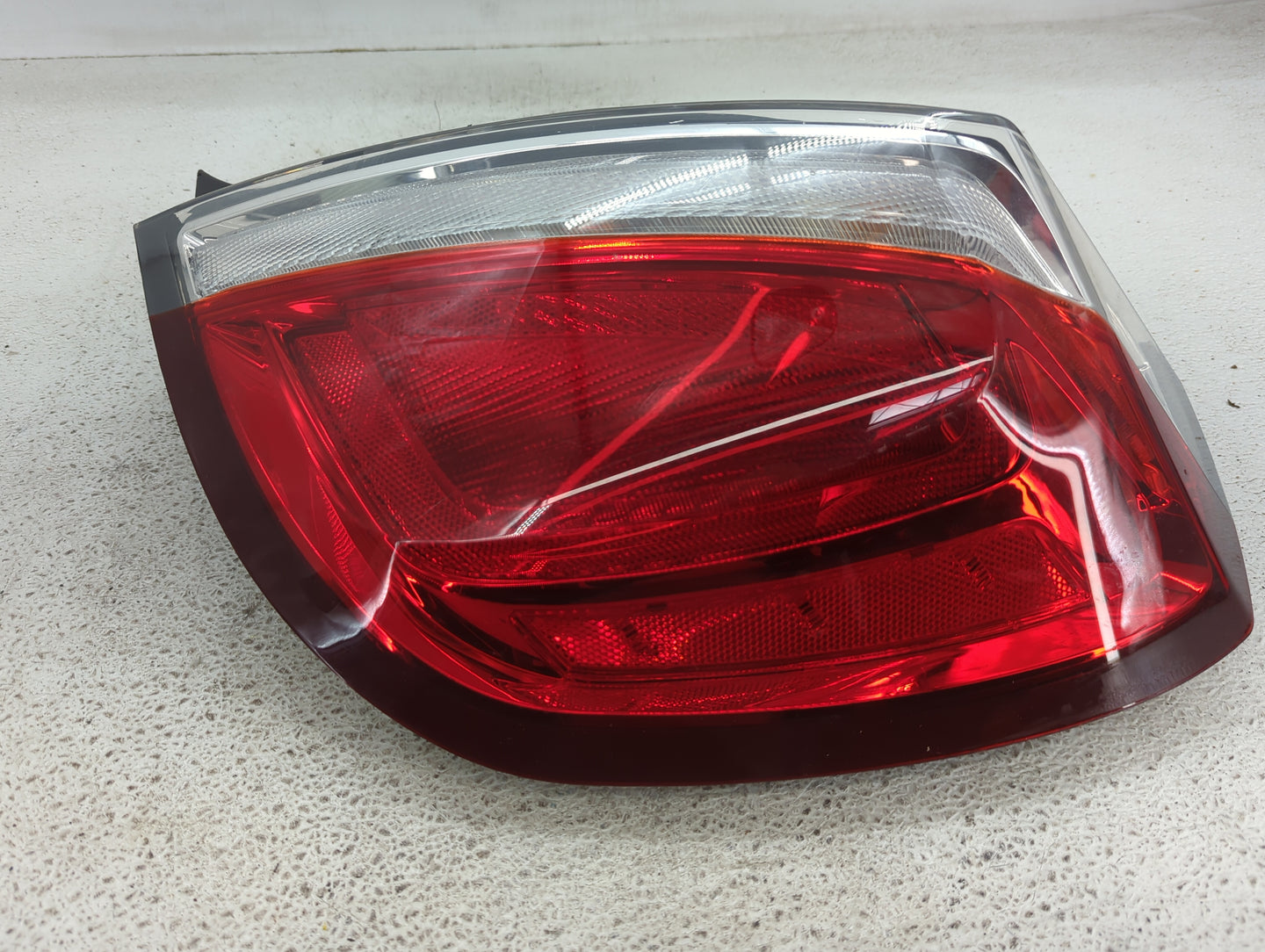 2009-2012 Lincoln Mks Tail Light Assembly Passenger Right OEM Fits Fits 2009 2010 2011 2012 OEM Used Auto Parts - Oemusedaut