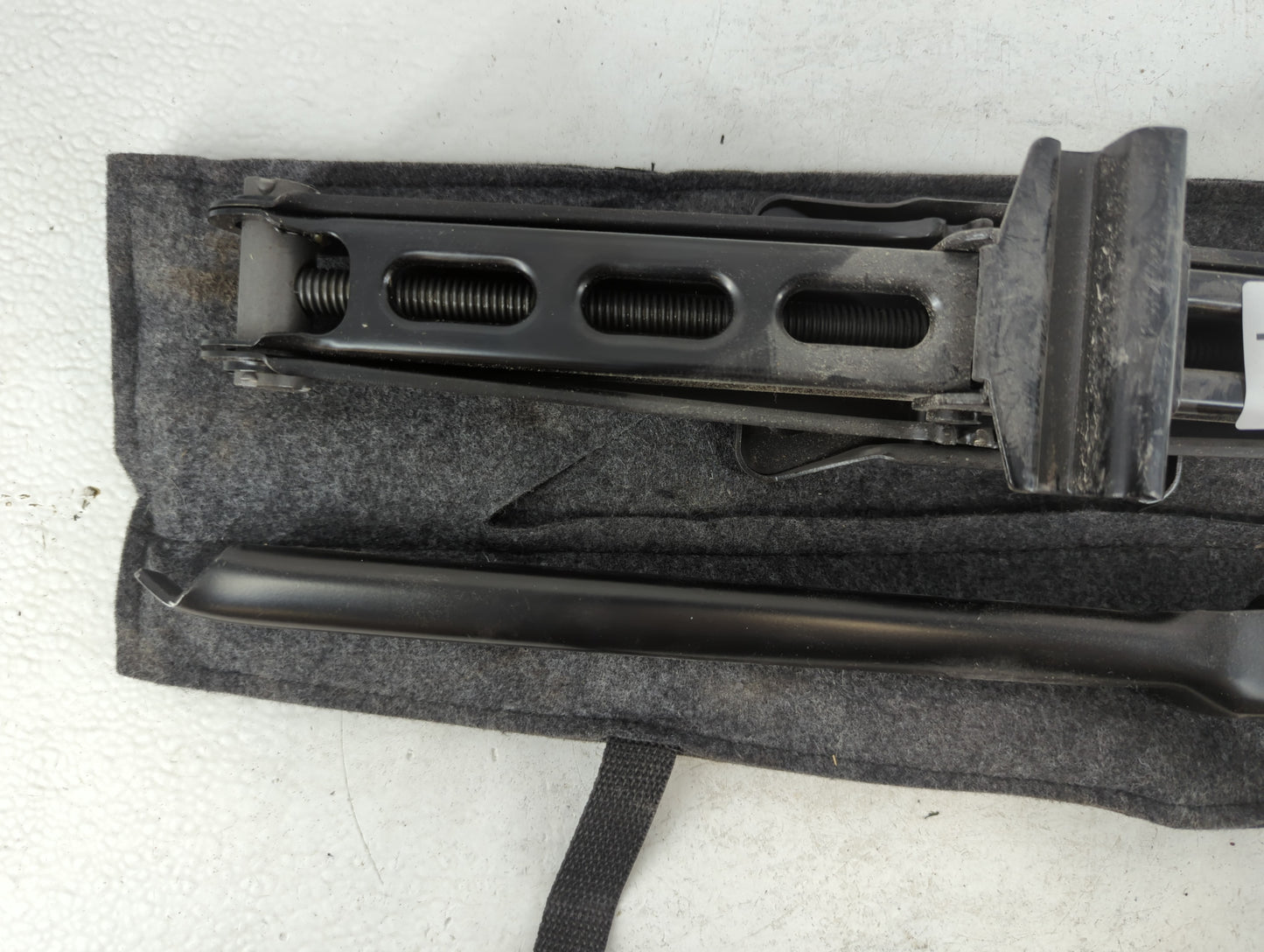 2010 Lincoln Mks Spare Scissor Car Jack - Oemusedautoparts1.com