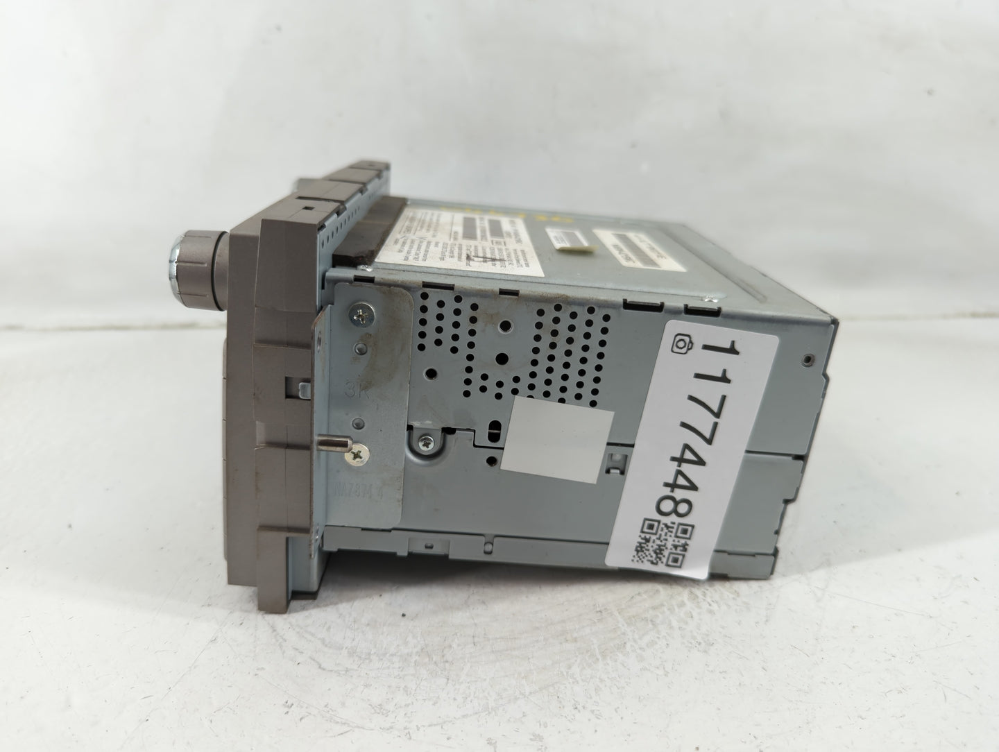 2010 Lincoln Navigator Radio AM FM Cd Player Receiver Replacement Fits OEM Used Auto Parts - Oemusedautoparts1.com