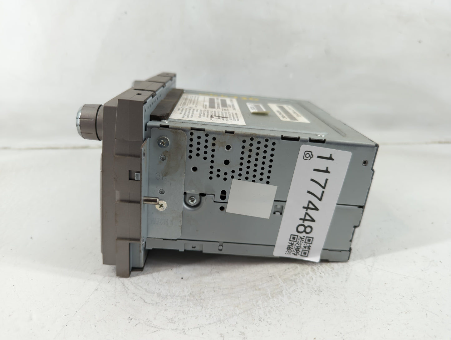 2010 Lincoln Navigator Radio AM FM Cd Player Receiver Replacement Fits OEM Used Auto Parts - Oemusedautoparts1.com