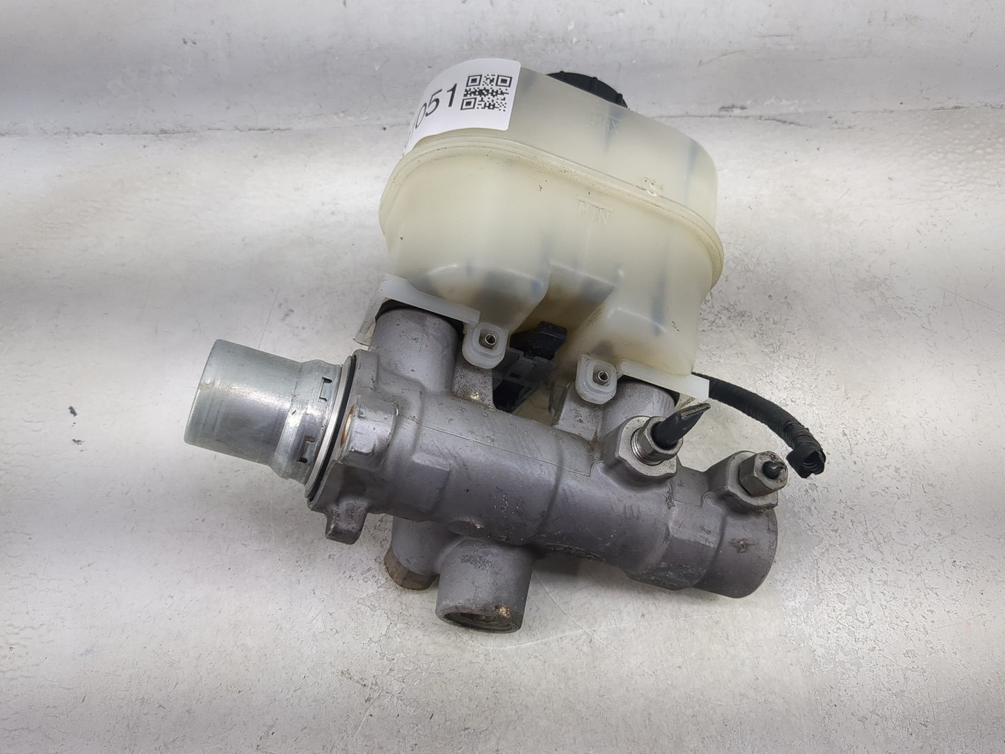 2011-2011 Lincoln Navigator Brake Master Cylinder 1491051 - Oemusedautoparts1.com