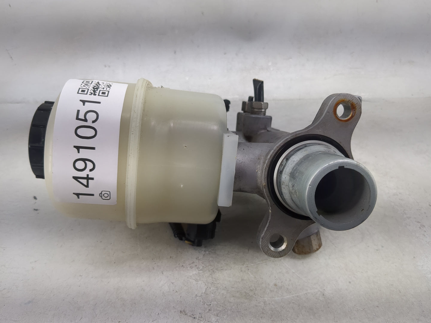 2011-2011 Lincoln Navigator Brake Master Cylinder 1491051 - Oemusedautoparts1.com