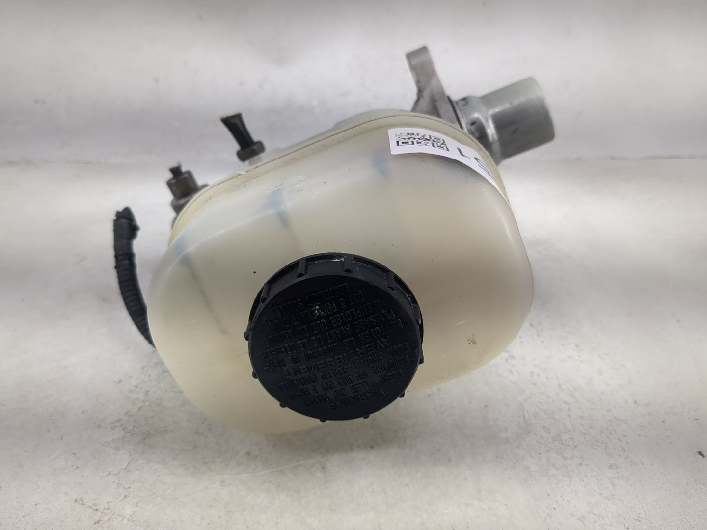 2011-2011 Lincoln Navigator Brake Master Cylinder 1491051 - Oemusedautoparts1.com