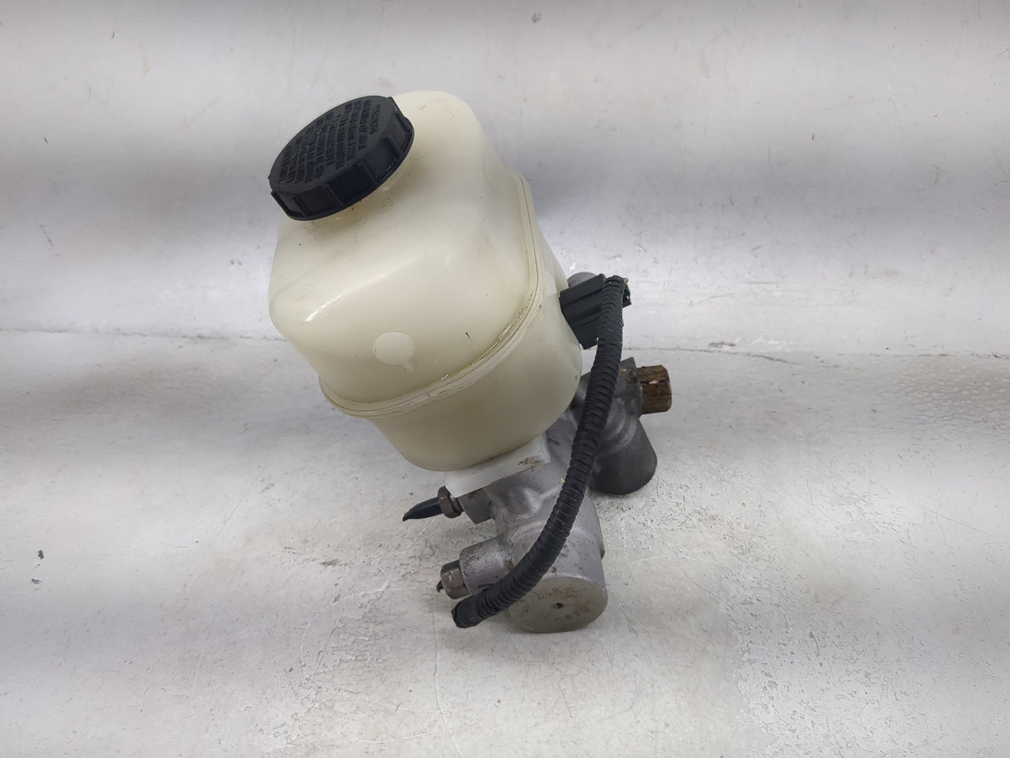 2011-2011 Lincoln Navigator Brake Master Cylinder 1491051 - Oemusedautoparts1.com