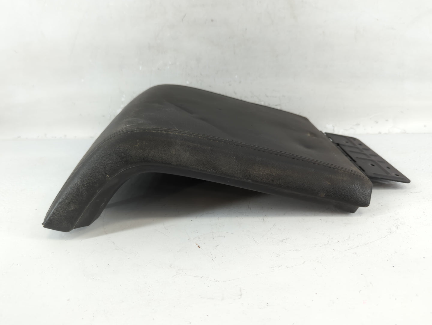 2010 Lincoln Navigator Center Console Armrest Cover Lid Fits OEM Used Auto Parts - Oemusedautoparts1.com