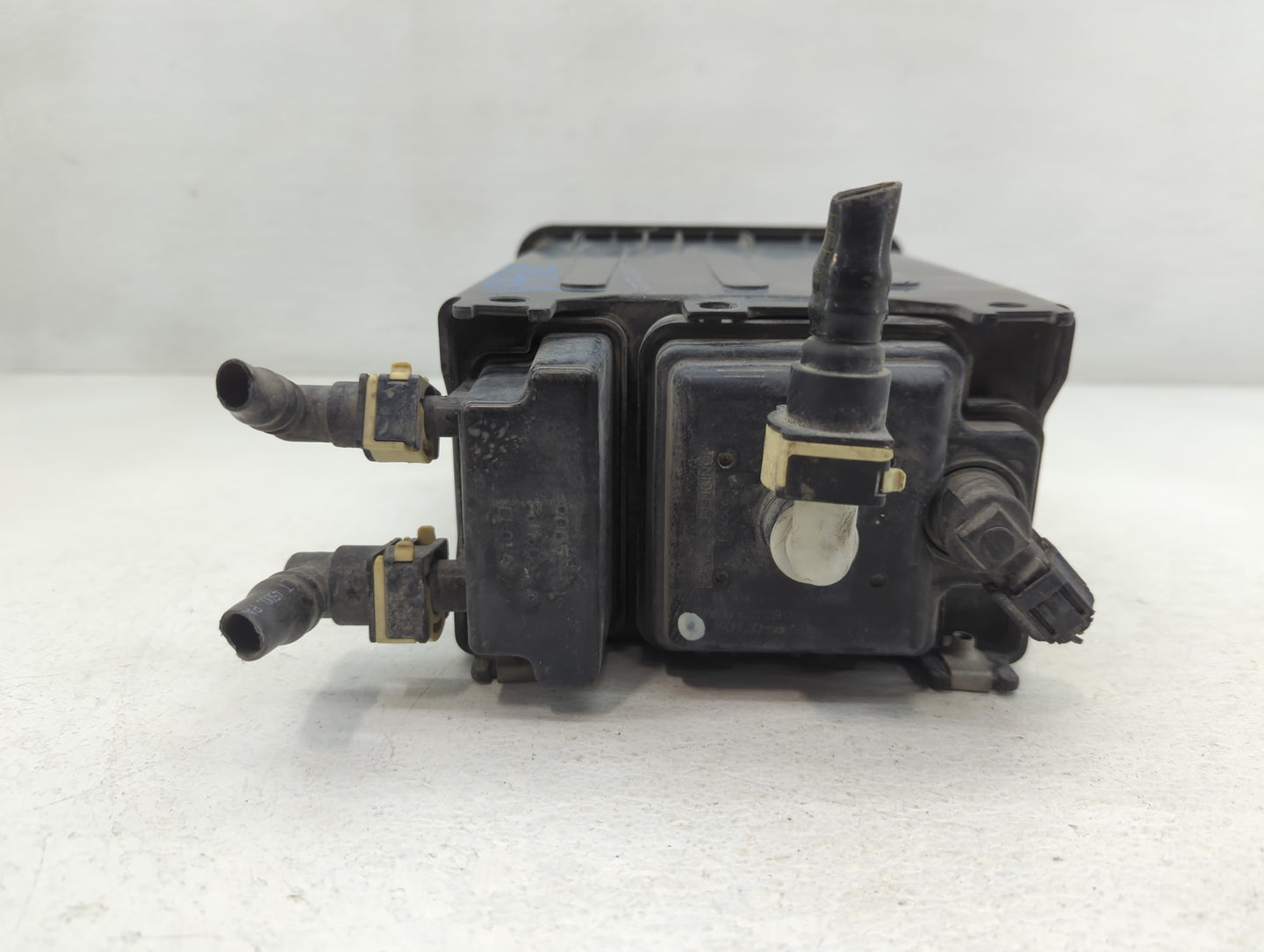 2010 Lincoln Navigator Fuel Vapor Charcoal Canister - Oemusedautoparts1.com