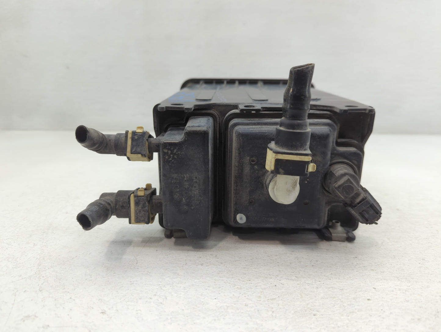 2010 Lincoln Navigator Fuel Vapor Charcoal Canister - Oemusedautoparts1.com