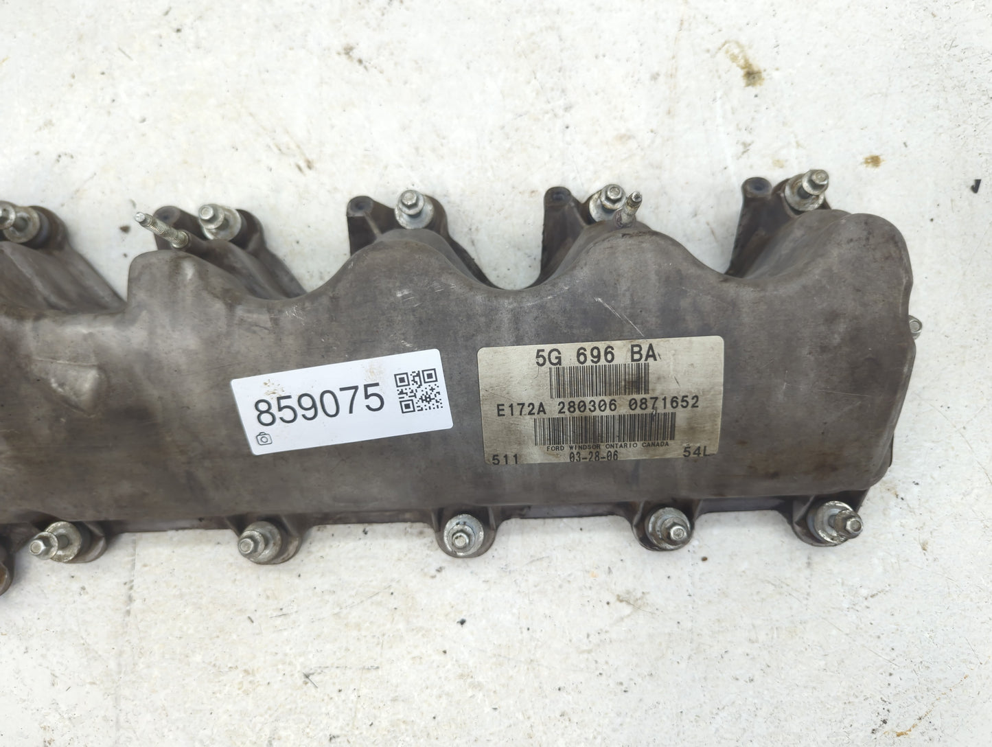 2010 Lincoln Navigator Driver Left Cylinder Head Valve Cover P/N:5G 696 BA Fits OEM Used Auto Parts - Oemusedautoparts1.com