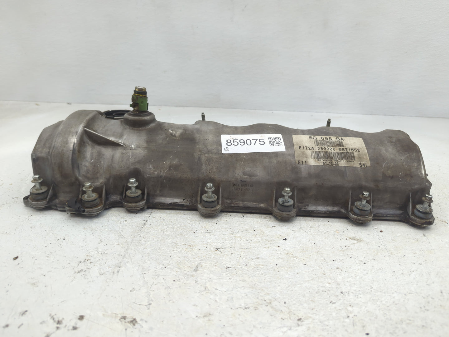 2010 Lincoln Navigator Driver Left Cylinder Head Valve Cover P/N:5G 696 BA Fits OEM Used Auto Parts - Oemusedautoparts1.com