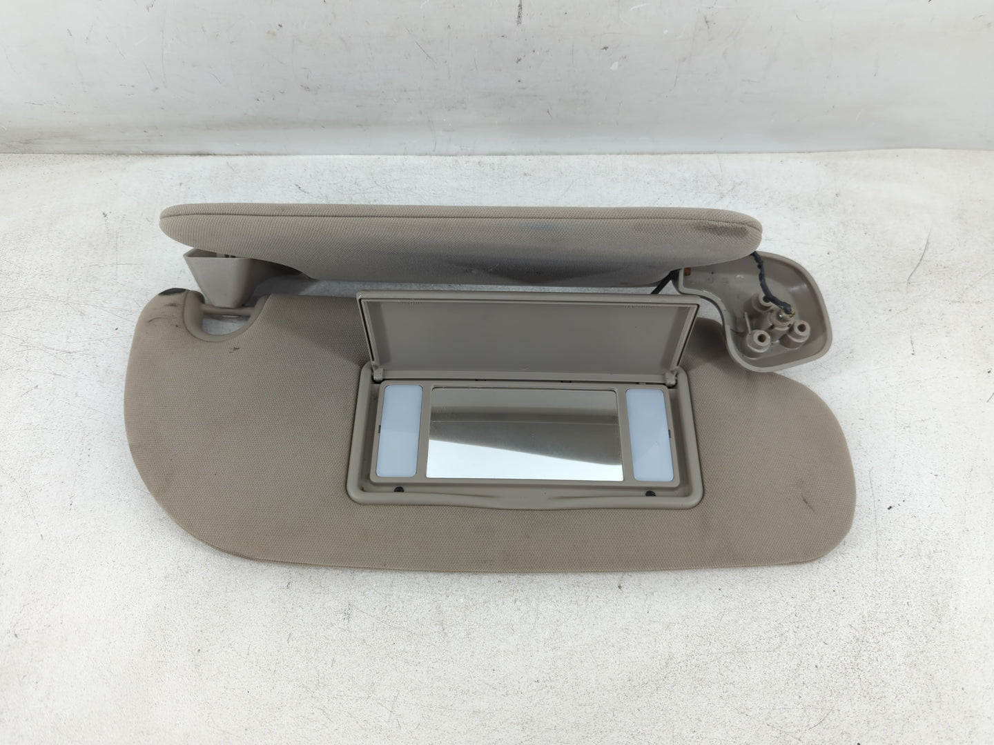 2010 Lincoln Navigator Sun Visor Shade Replacement Passenger Right Mirror Fits OEM Used Auto Parts - Oemusedautoparts1.com