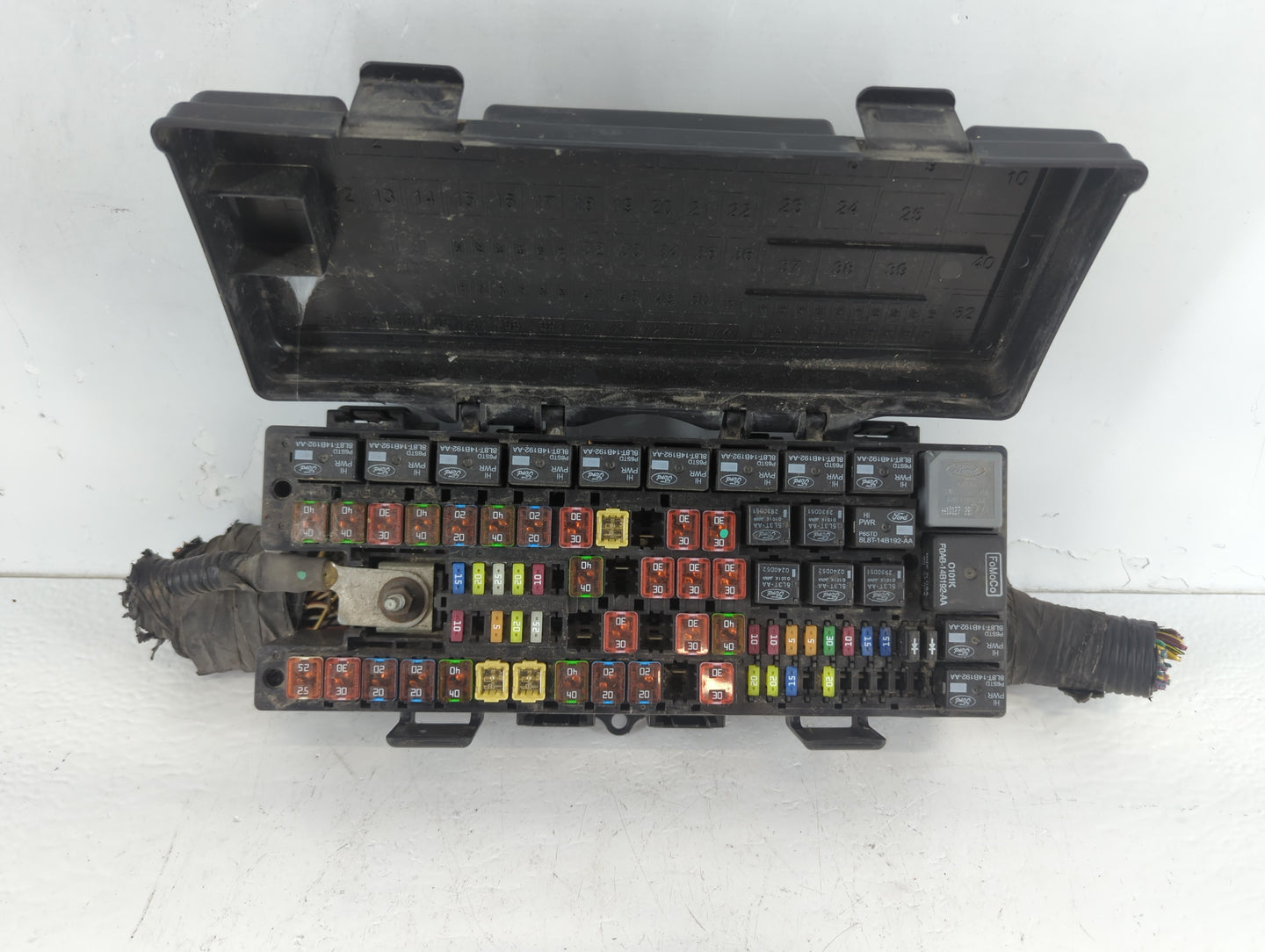 2010 Lincoln Navigator Fusebox Fuse Box Panel Relay Module Fits OEM Used Auto Parts - Oemusedautoparts1.com