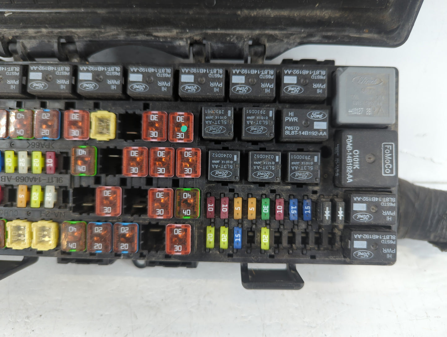 2010 Lincoln Navigator Fusebox Fuse Box Panel Relay Module Fits OEM Used Auto Parts - Oemusedautoparts1.com