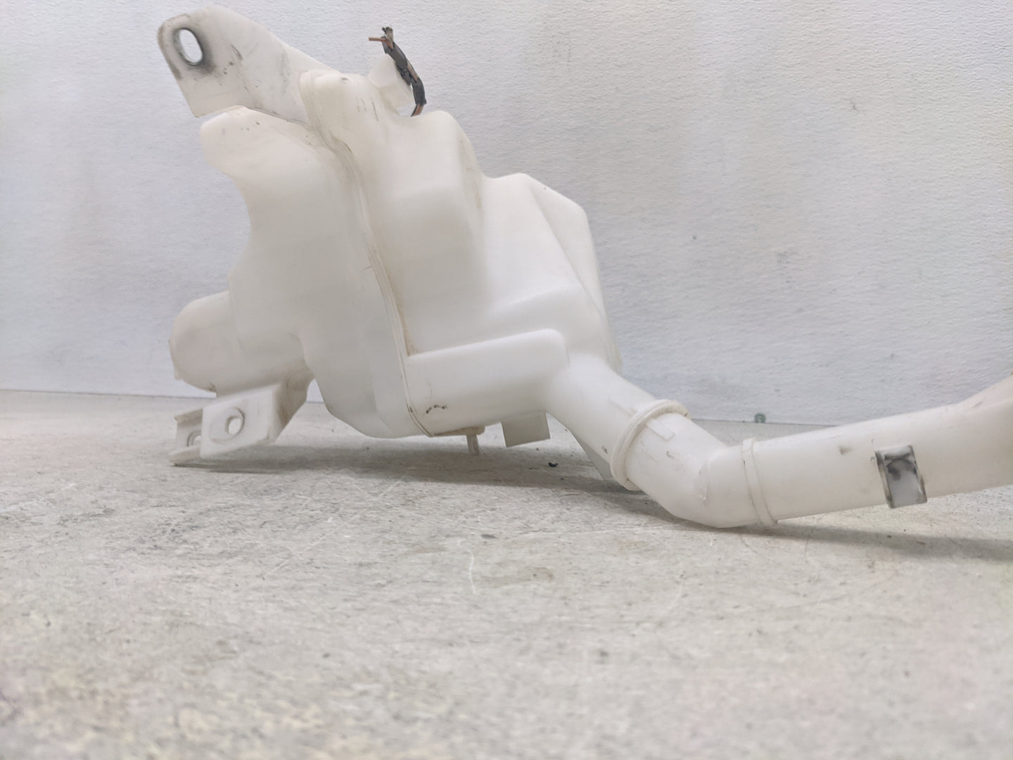 2010-2011 Mazda 3 Windshield Washer Fluid Reservoir Bottle Oem - Oemusedautoparts1.com