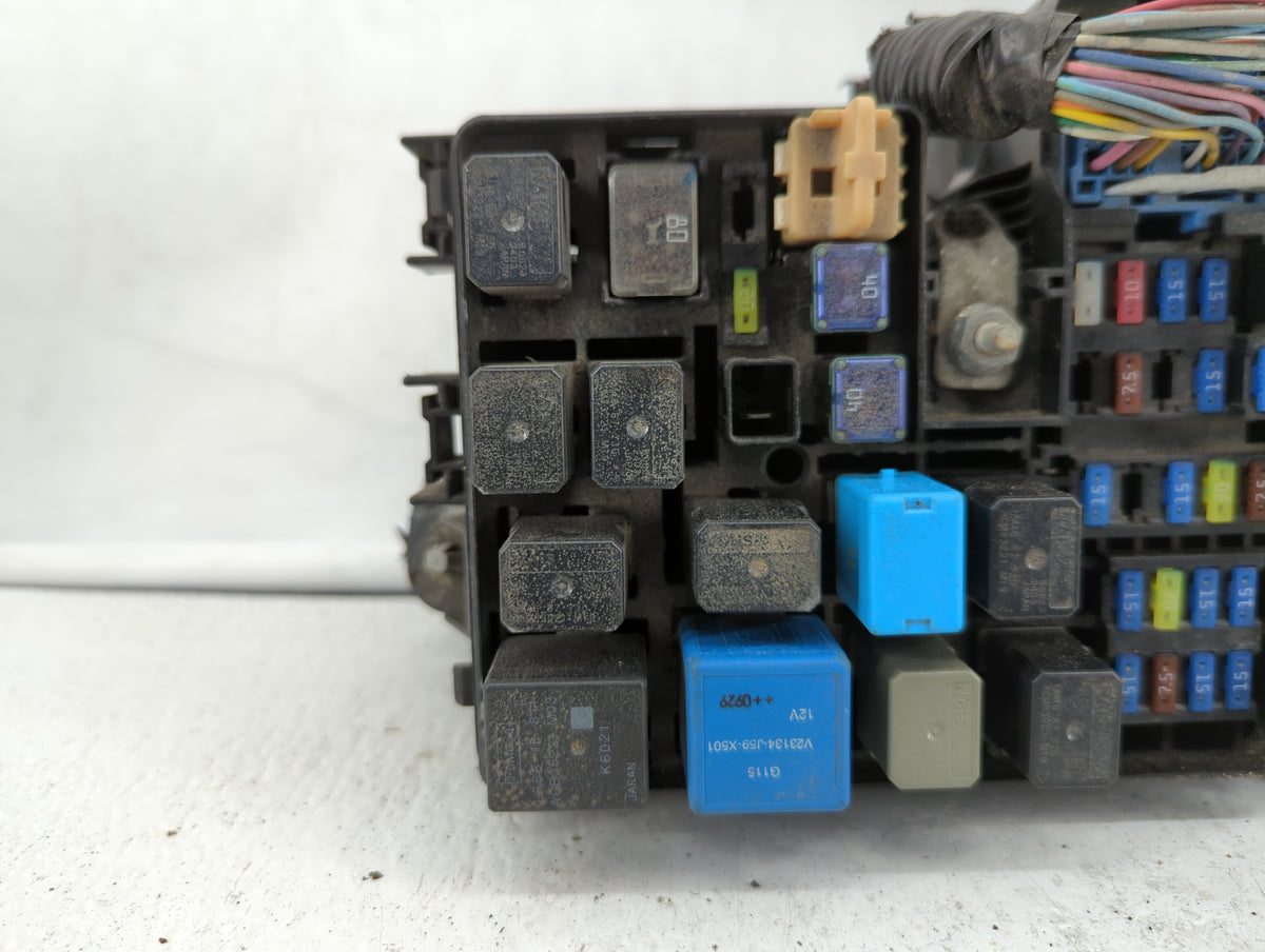 2010-2011 Mazda 3 Fusebox Fuse Box Panel Relay Module P/N:BBM5-66761 BBM6-66761 Fits Fits 2010 2011 OEM Used Auto Parts - Oe